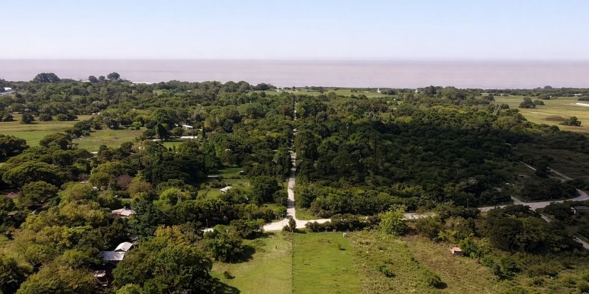 La localidad ofrece playas agrestes como El Pericón, La Escondida y El Sarandí, combinando servicios turísticos e inmersión en entornos naturales vírgenes (Captura/YouTube)