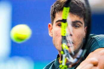 Alcaraz golpea la pelota (Mark