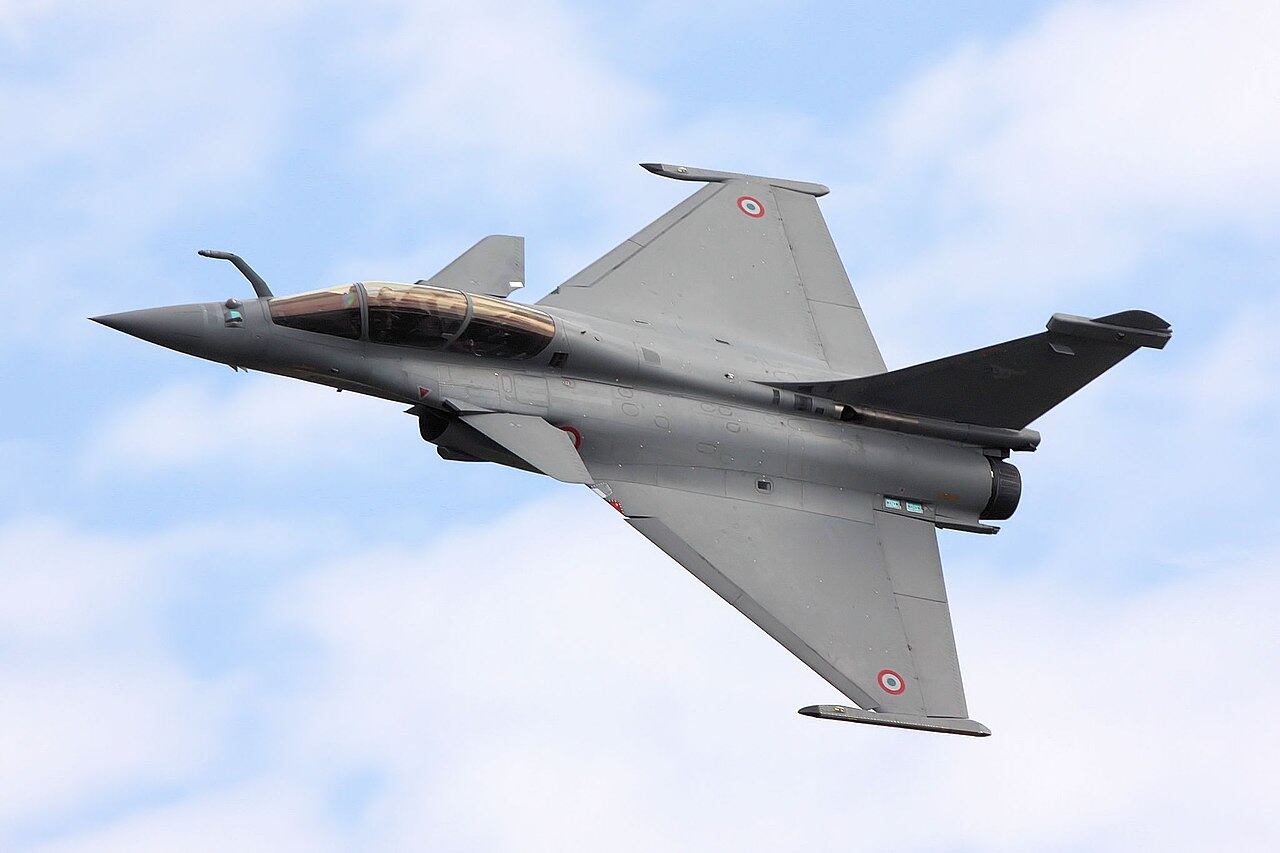 El avión Rafale cuenta con ala delta, canard, controles eléctricos, tecnología de sigilo, radar RBE2 y dos motores Snecma M88, equipado con misiles aire-aire y un cañón para superioridad aérea - crédito Dassault Aviation