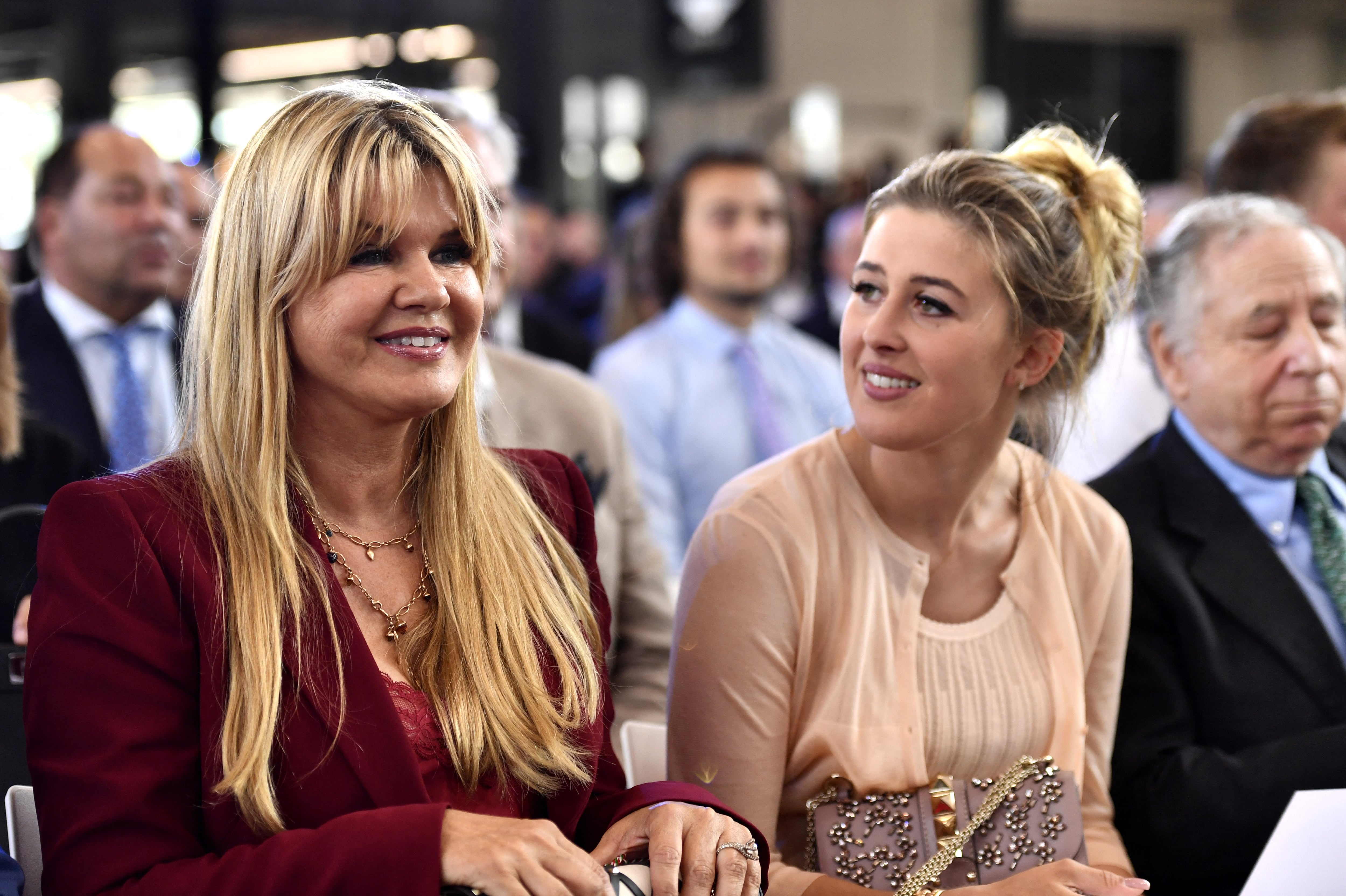 Corinna Schumacher, su hija Gina-Maria y asoma Jean Todt, ex jefe de Ferrari y muy cercano a la familia Schumacher (Marius Becker/Pool via REUTERS)