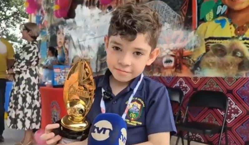 El panameño Asher Concepción, de seis años, primer lugar en el campeonato internacional de matemática realizado en 2025, en Camboya. (Cortesía)