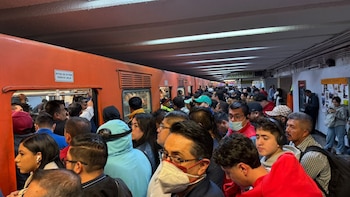 Reportan retraso en la Línea 3 del Metro, entre remodelación y gran afluencia los usuarios han reportado las deficiencias del servicio.