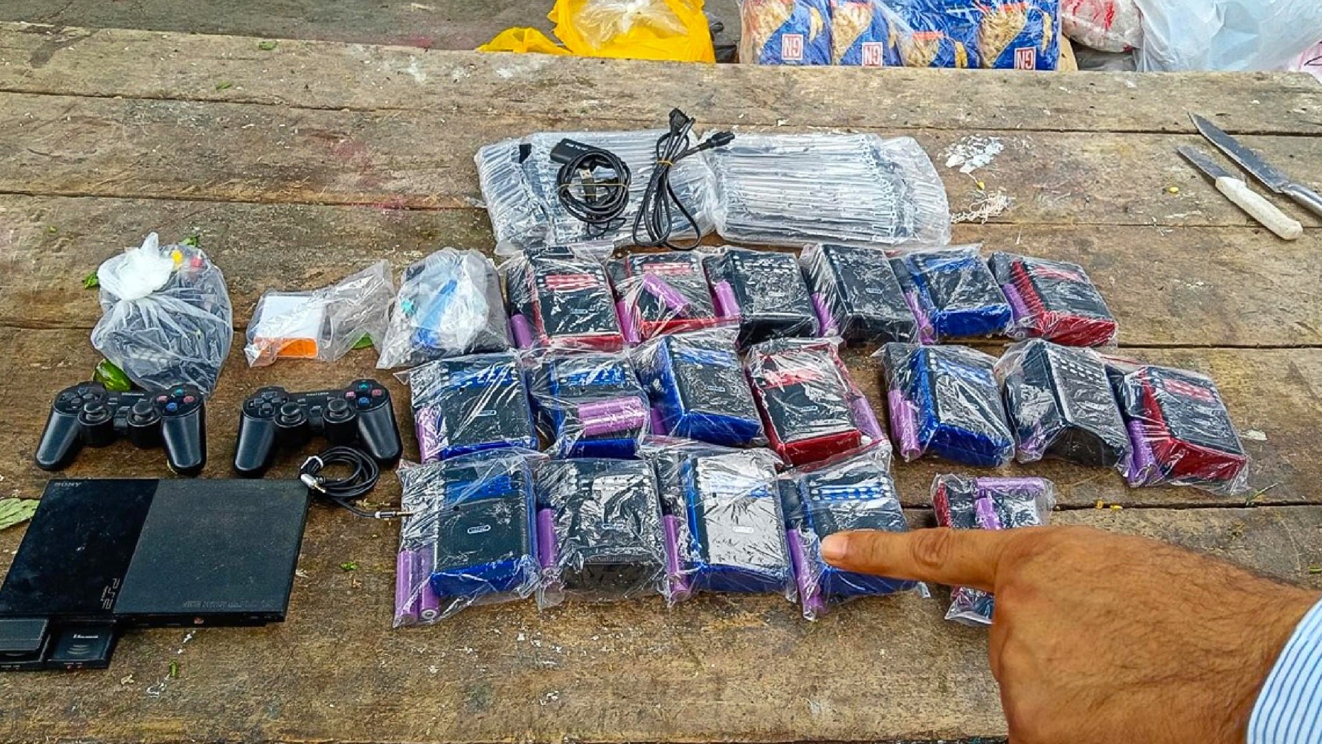 También se encontraron reproductores portátiles de DVD y radios. Foto: Gobierno del Perú