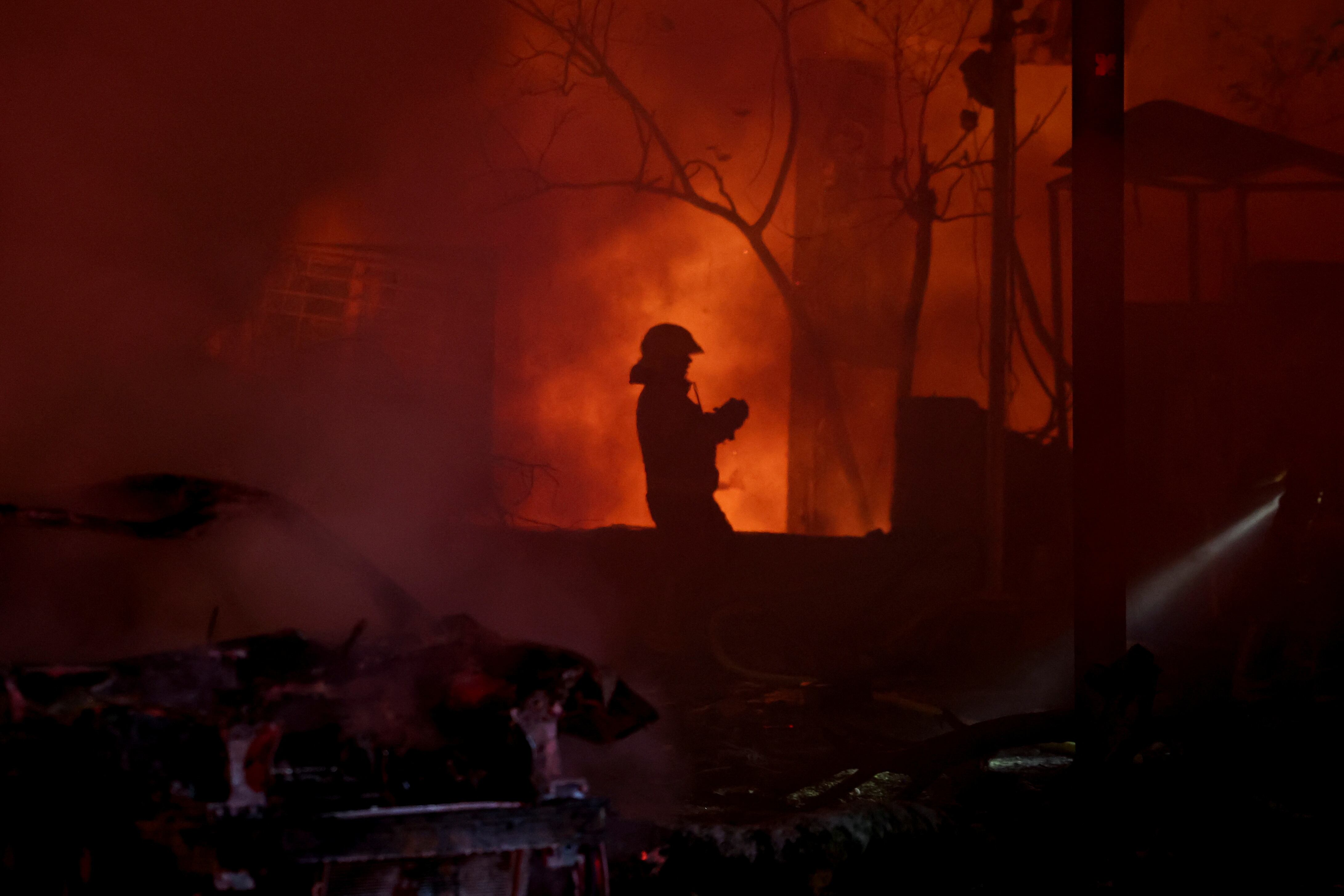 También se escucharon explosiones en Jerusalén durante la madrugada, mientras imágenes difundidas en redes mostraban las defensas aéreas activas sobre la ciudad (REUTERS/Ronen Zvulun)