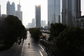 Shanghái combina bicicletas, autos y scooters eléctricos en un tránsito intenso, con un corredor sin vehículos junto al río Huangpu (REUTERS/Go Nakamura)