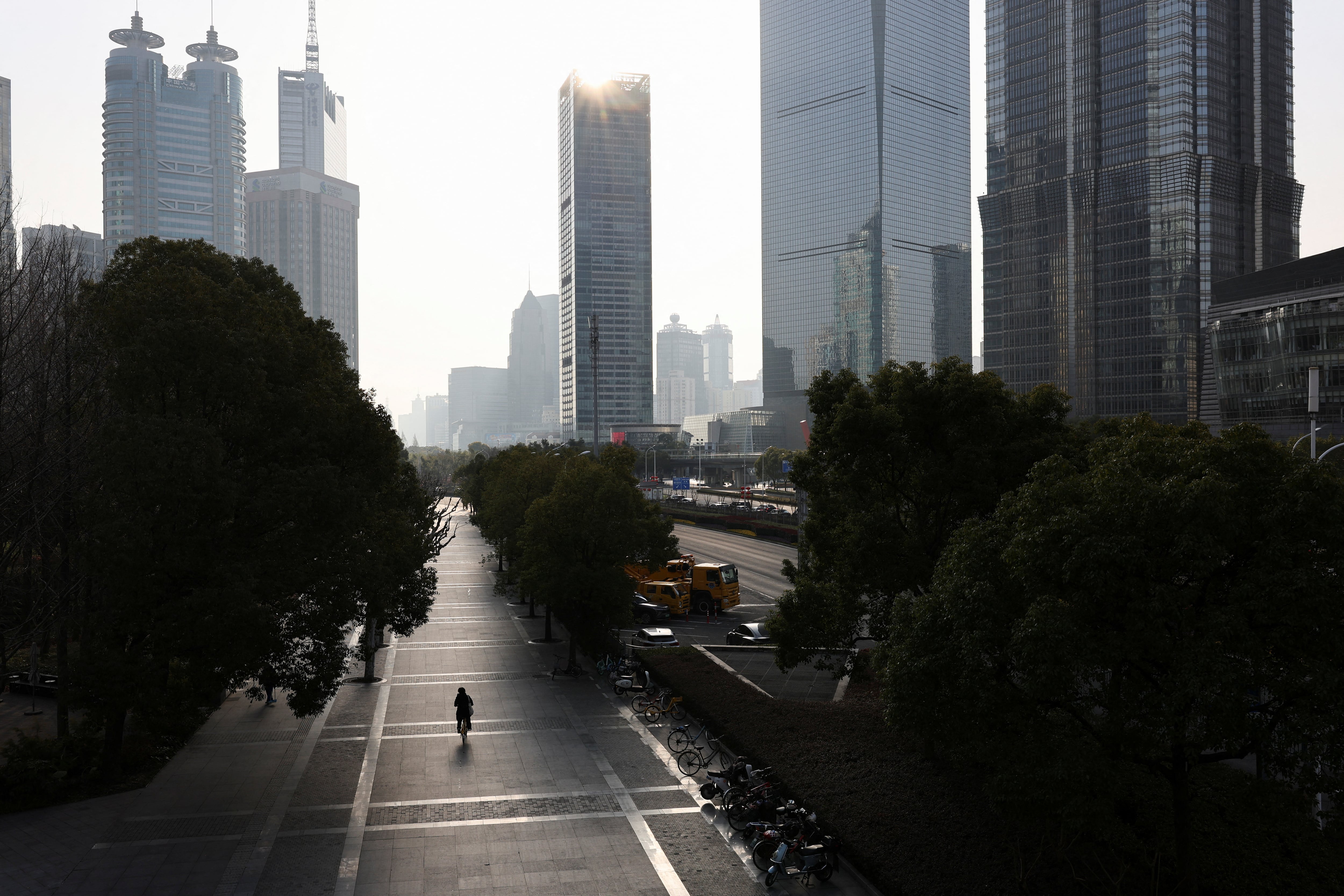 Shanghái combina bicicletas, autos y scooters eléctricos en un tránsito intenso, con un corredor sin vehículos junto al río Huangpu (REUTERS/Go Nakamura)