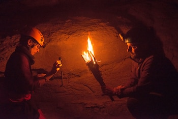 Imagen de los investigadores María Ángeles Medina-Alcaide y Diego Garate-Maidagan, del Instituto Internacional de Investigaciones Prehistóricas de Cantabria (IIIPC) durante los experimentos. EFE/Foto cedida