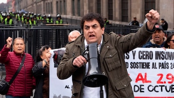 Contra la “ley mordaza” y por aumento salarial: trabajadores del IMSS protestan al exterior de Palacio Nacional