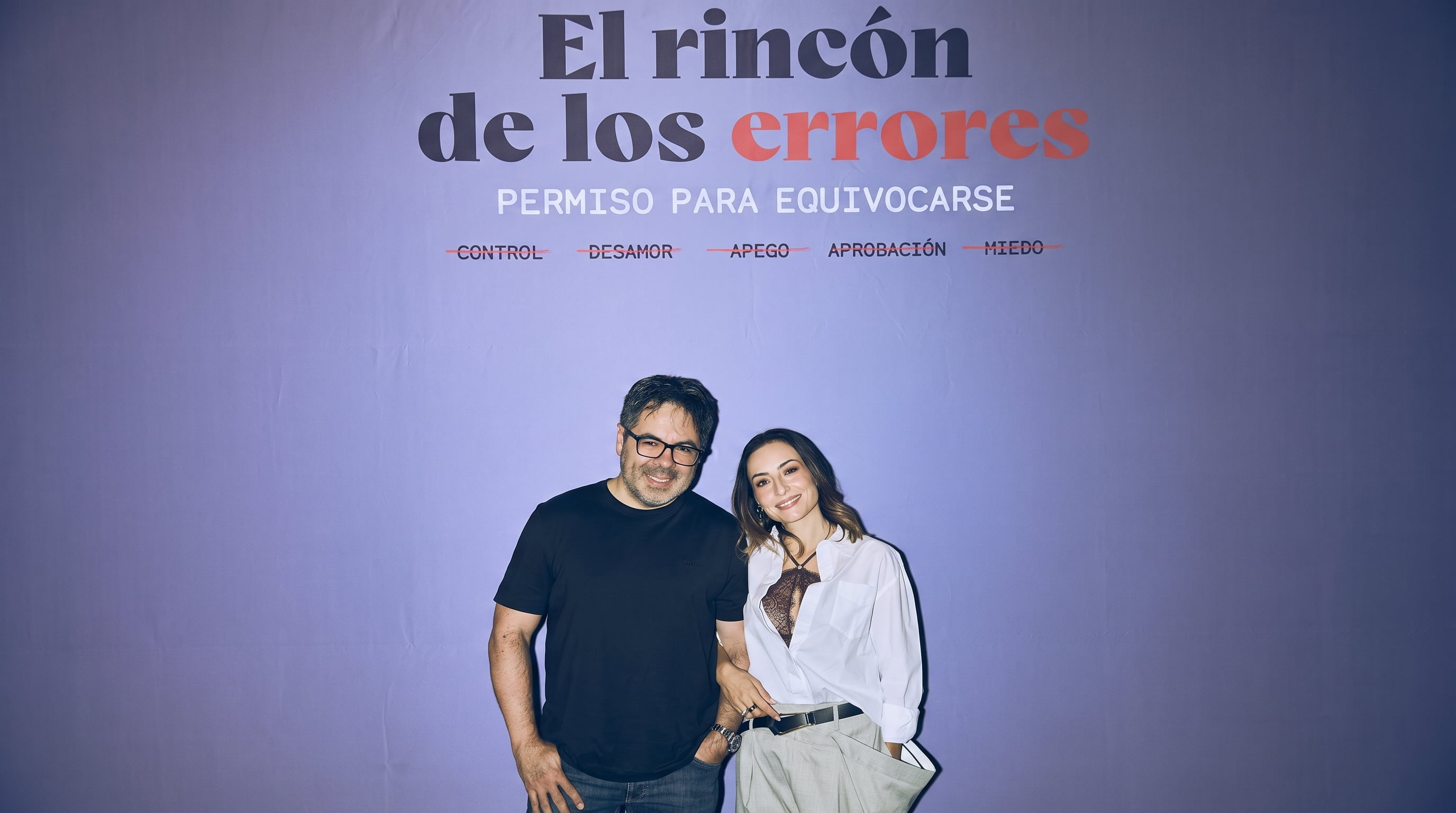 La obra funciona como un mecanismo para distanciar al lector de la inercia social y confrontar el impacto físico que genera la búsqueda constante de perfeccionismo. (IG: elrincondeloserrores)