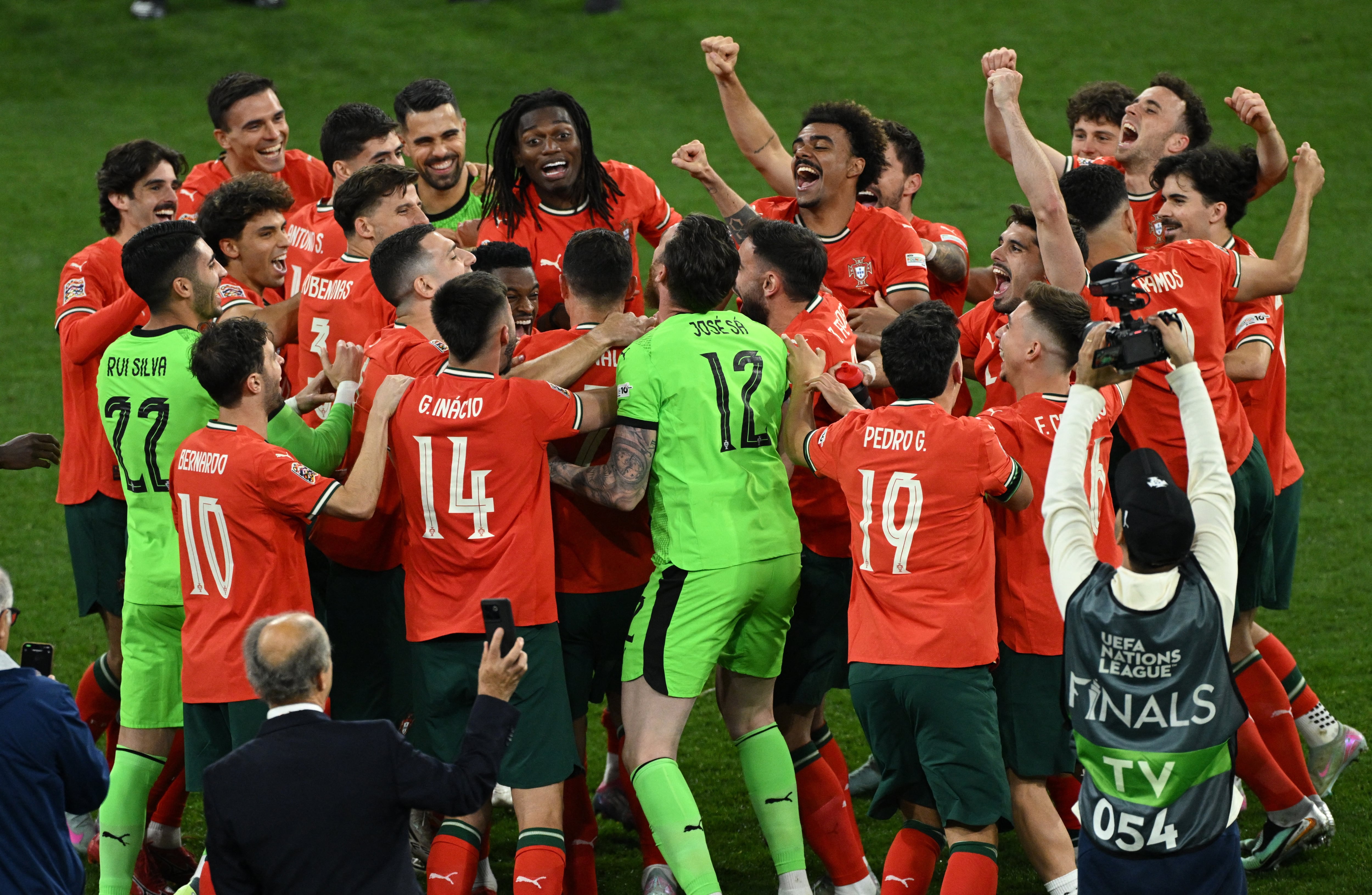 Cristiano Ronaldo rodeado de sus compañeros festejando (REUTERS/Annegret Hilse)