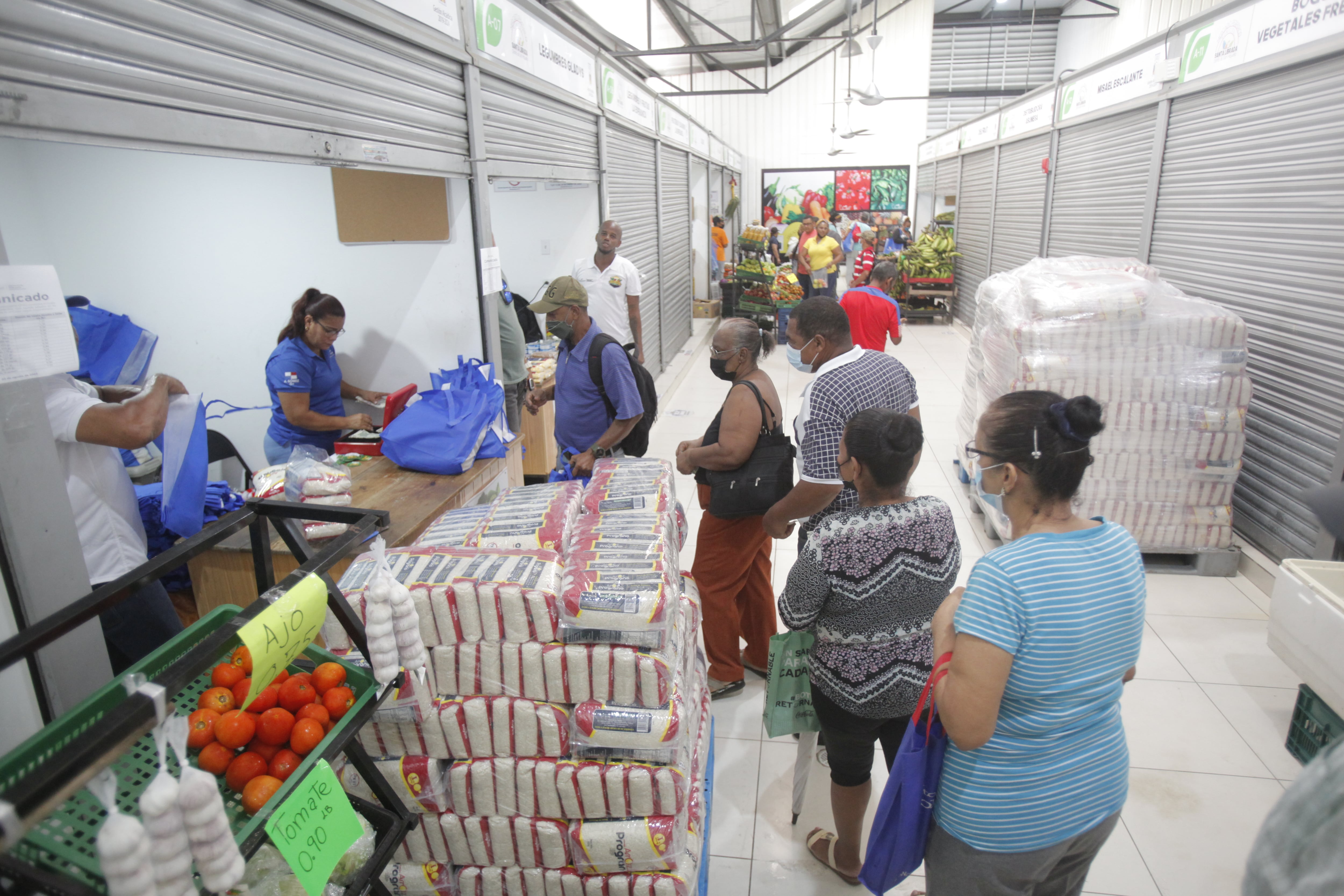 Personas compran productos en una agrotienda en Ciudad de Panamá (Panamá), en una fotografía de archivo. EFE/Carlos Lemos