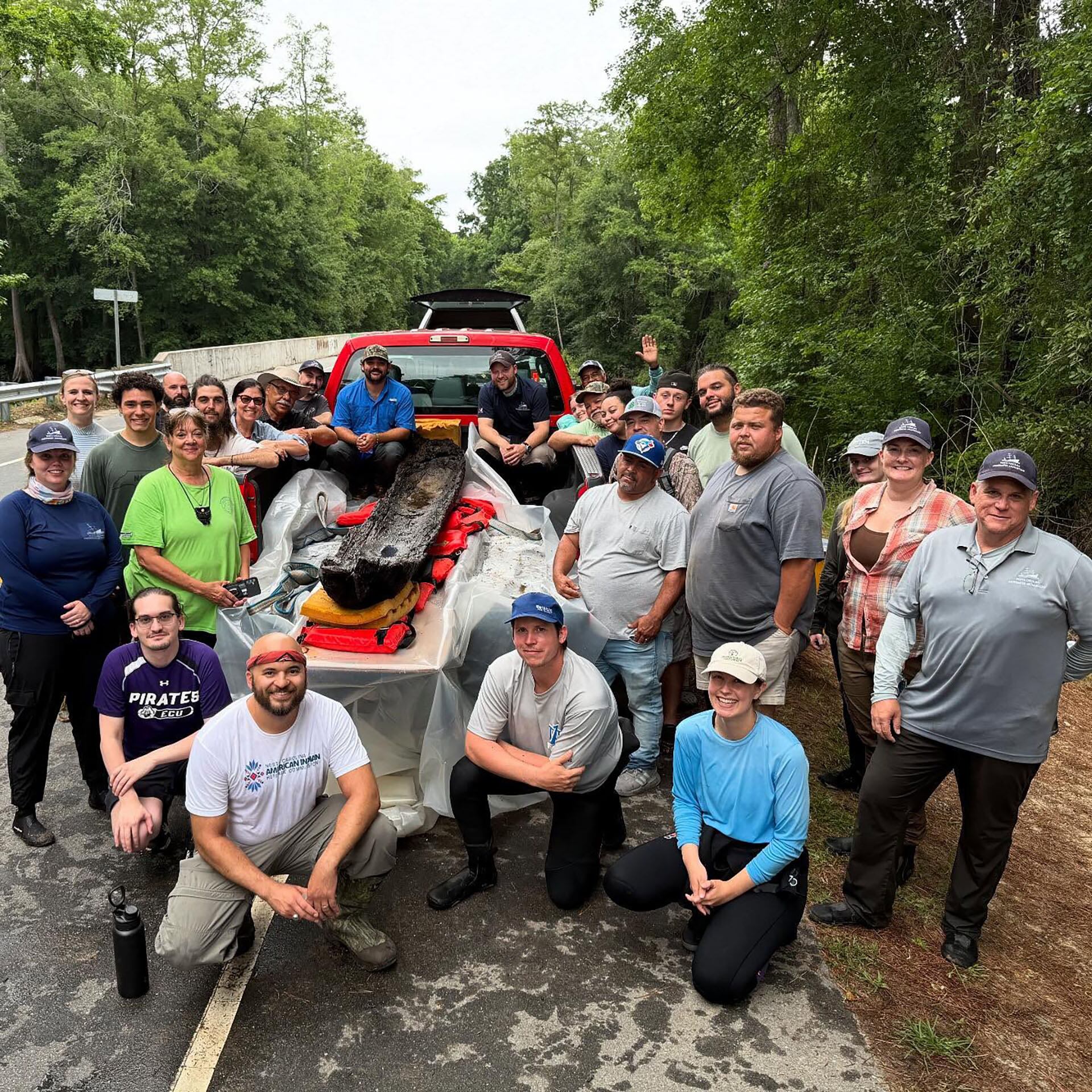 A diferencia de otros casos registrados en lagos o zonas pantanosas, esta embarcación fue hallada en condiciones fluviales activas, lo que intensifica su singularidad y riesgo de pérdida (Pam Cashwell, secretaria de recursos naturales y culturales de Carolina del Norte)
