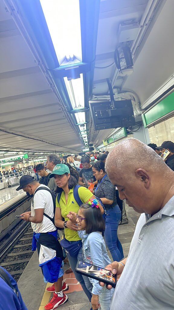Aglomeraciones en algunas estaciones de la Línea 8 del Metro de CDMX se registraron por la interrupción del servicio. Foto: X/@3lizaasaa.