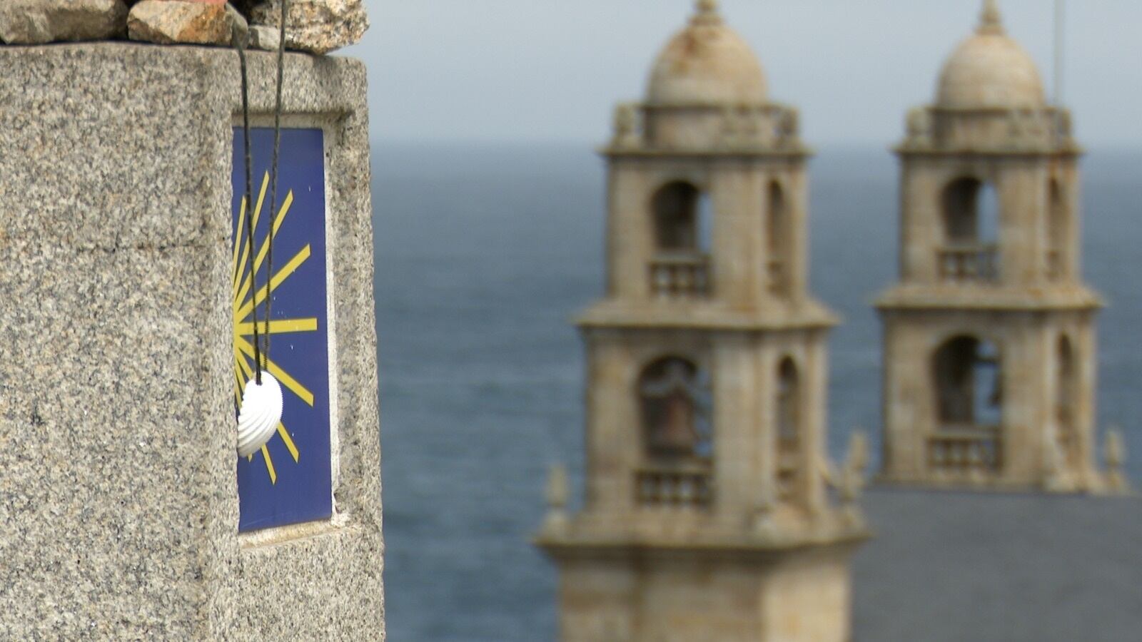 Mojón del Camino de Santiago en el entorno del santuario de la Virxe da Barca (Europa Press)