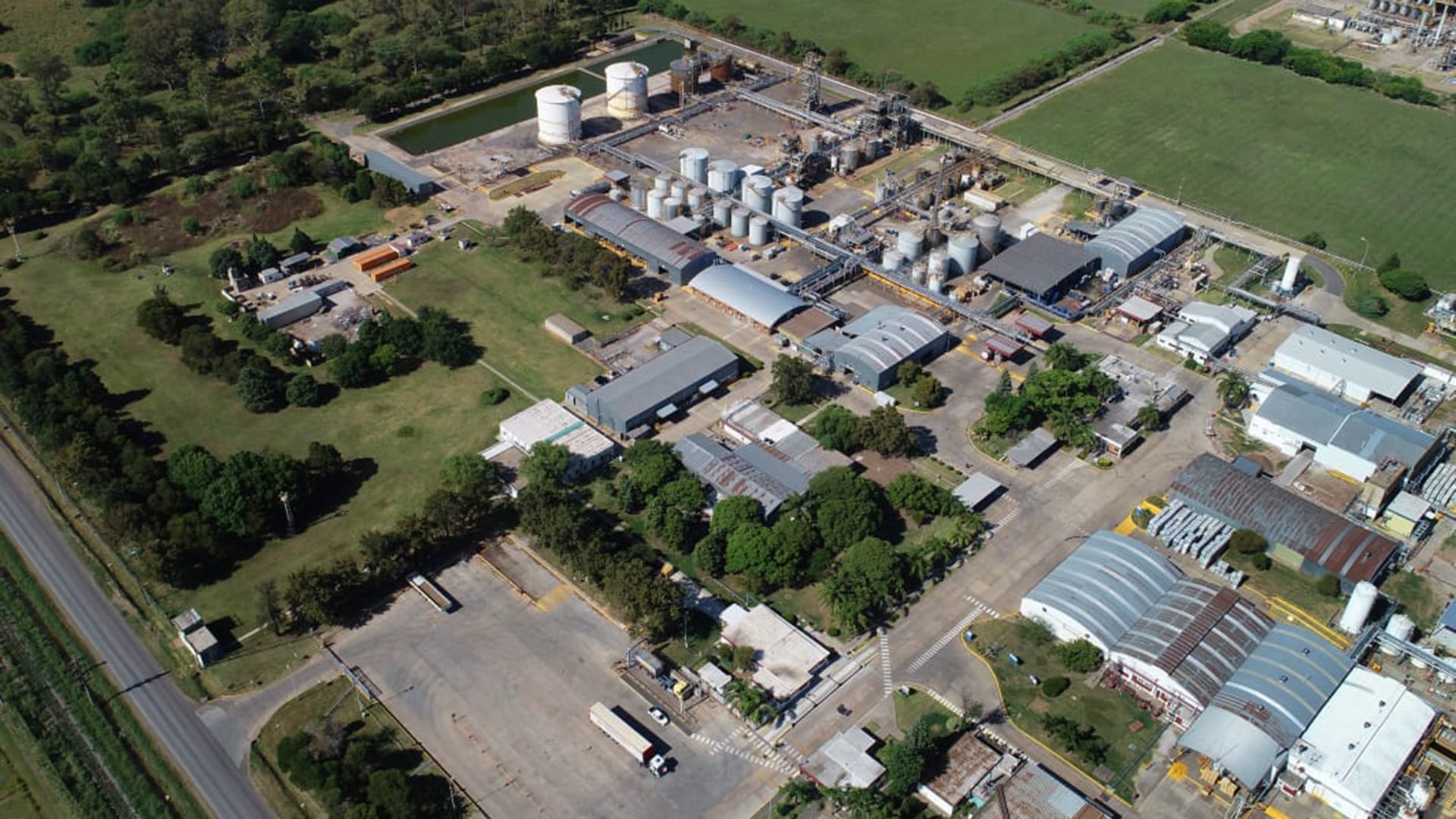 Vista aérea de la planta de Dow Chemical en San Lorenzo, cerrada en octubre de 2024