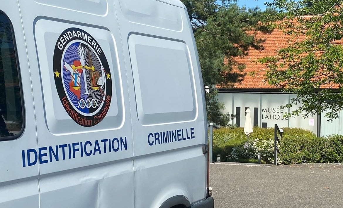 Tres ladrones atacaron el museo Lalique en Wingen-sur-Moder, en el noreste de Francia, alrededor de las 5:30 de la mañana