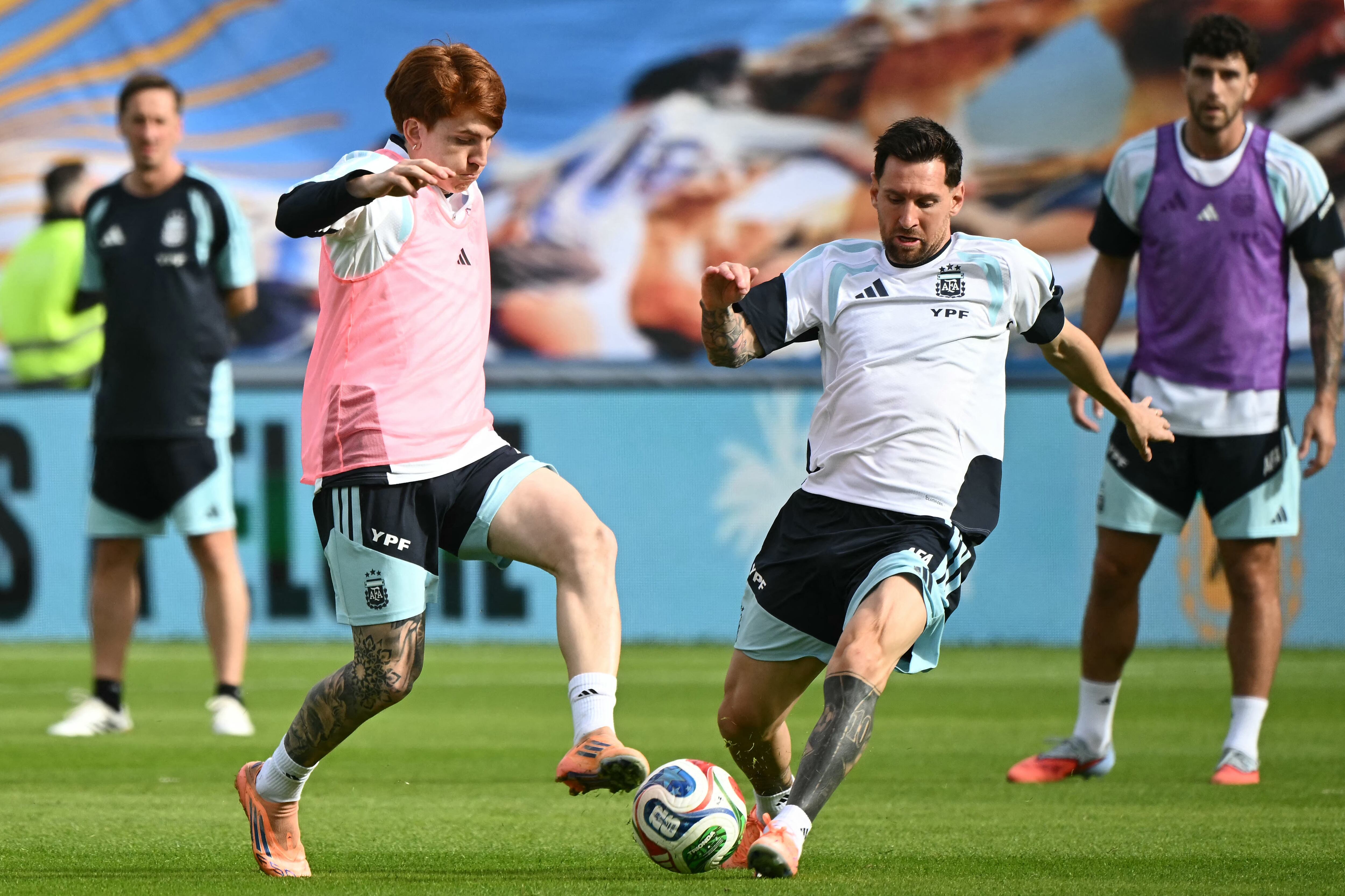 Valentín Barco junto a Messi (Photo by JOSE JORDAN / AFP)