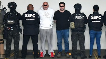 Gerardo "N" y Diego Sebastián "N" luego de su detención. Crédito: FGJEM