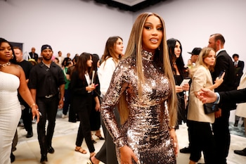 Cardi B se mostró bastante emocionada al encontrarse con Shakira en la Semana de la Moda de París. REUTERS/Sarah Meyssonnier