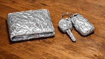 Por qué envolver la billetera y las llaves en papel aluminio puede salvarte de ataques tecnológicos