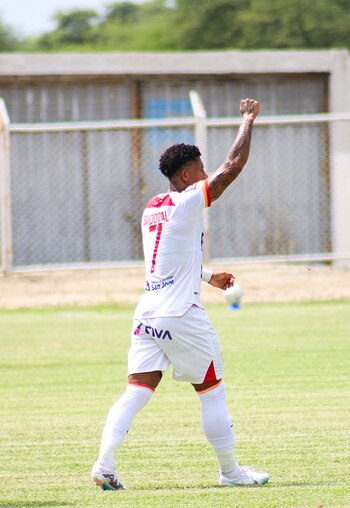 Ray Sandoval celebrando su gol
