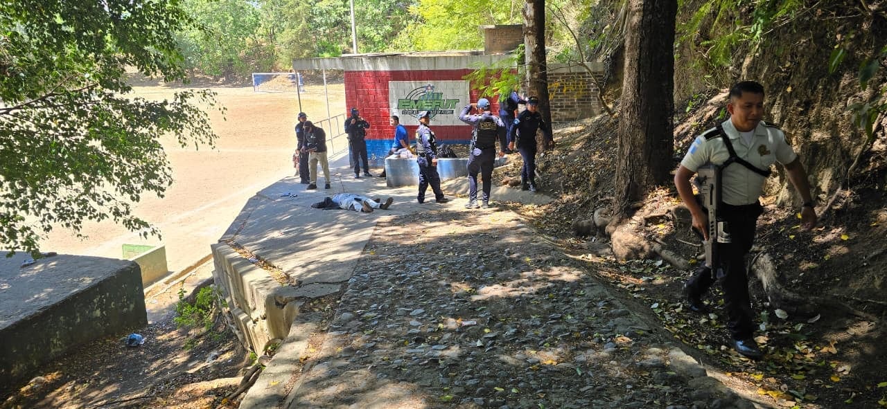El feminicidio ocurrió el 1 de septiembre en el ingreso a campos de fútbol de la colonia Justo Rufino Barrios, en la zona 21. (PNC de Guatemala)