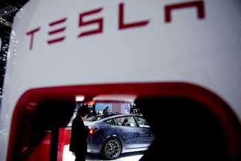 Uno de los pasajes más extensos de la película se centra en Tesla y muestra varias contradicciones entre las declaraciones públicas y los hechos reales (REUTERS/Aly Song/File Photo)