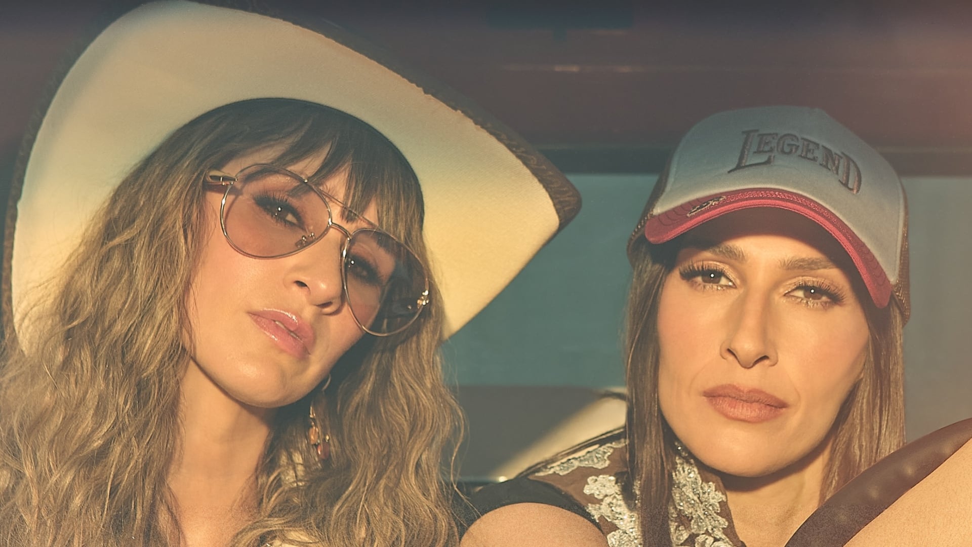 Las integrantes del dúo musical Ha*Ash posan juntas en el interior de un vehículo con atuendos de estilo country. (Instagram)