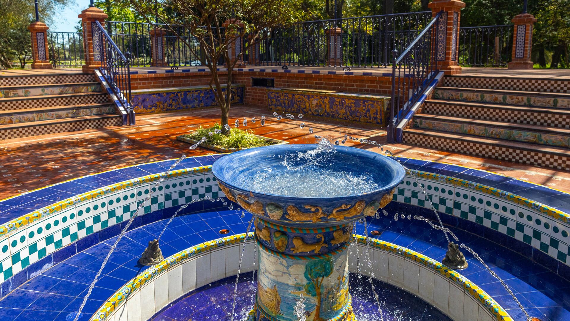 La restauración devolvió el brillo a los azulejos, fuentes y bancos