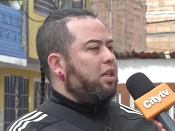 El padre rechazó la versión de una orientadora sobre un supuesto hermano que acompañaba a la estudiante al salir del colegio - crédito Captura video CityTv