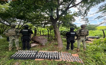 En Culiacán fue localizado e inhabilitado un laboratorio clandestino con 2 mil 450 litros de sustancias químicas para elaborar drogas sintéticas. (Cortesía)
