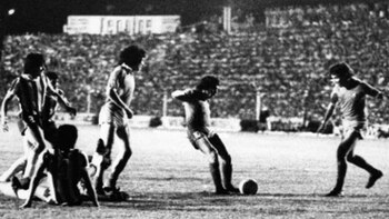 Bochini comienza a acariciar la