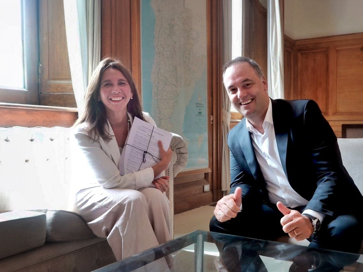 La jefa de bloque de LLA en la Legislatura porteña, Pilar Ramírez, recibe el paquete de proyectos diseñados por Manuel Adorni