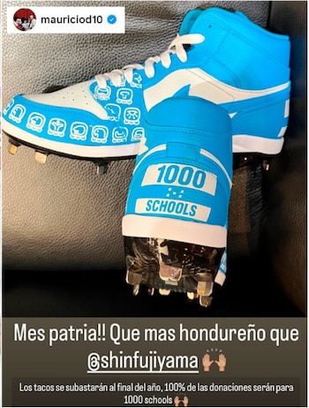 Las zapatillas de Mauricio Dubón serán subastadas al finalizar 2026 y el 100 % de lo recaudado irá al proyecto educativo de Shin Fujiyama. (Imagen de cortesía)