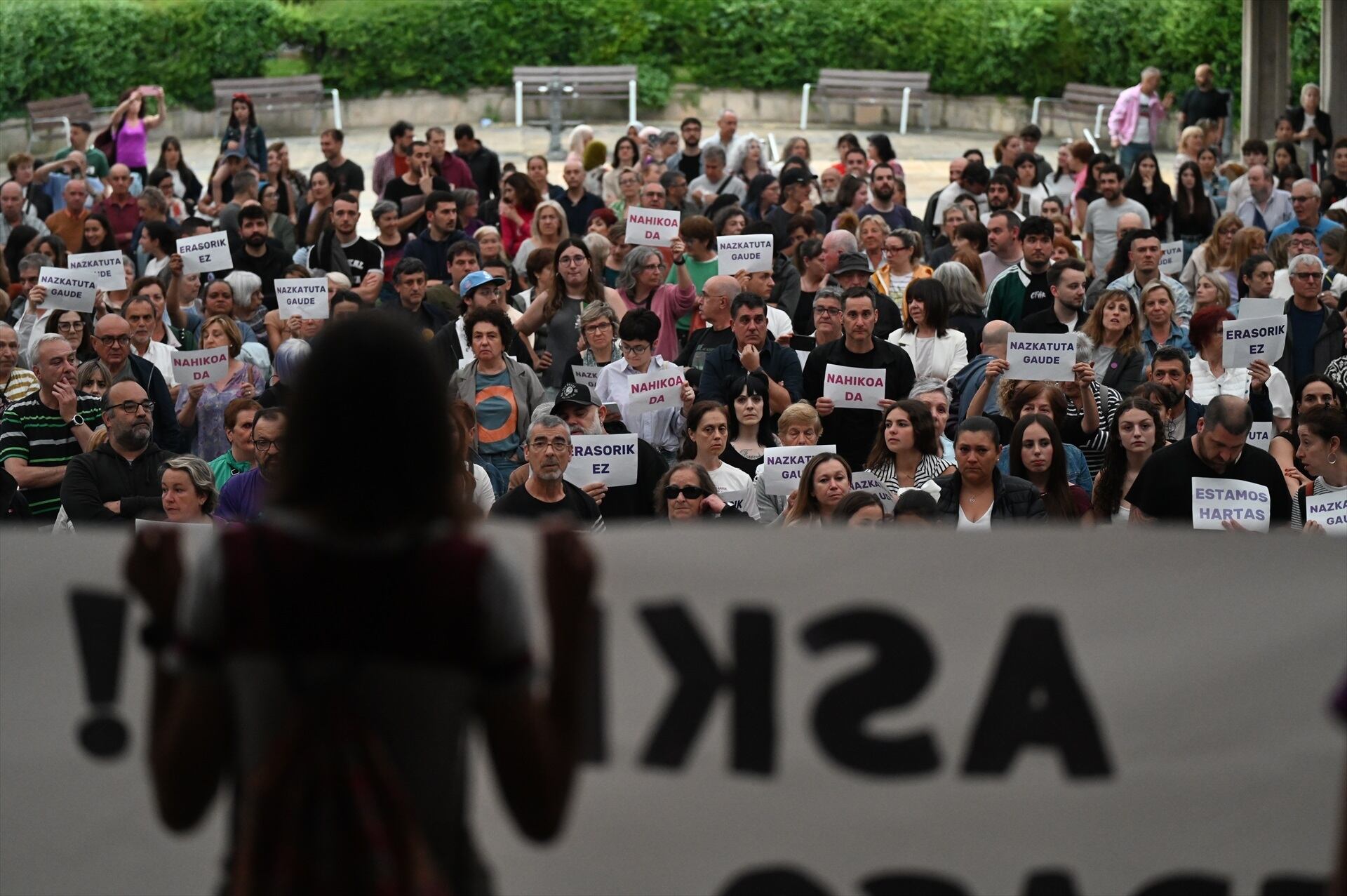 Decenas de personas se concentraron en Bilbao el 30 de mayo para denunciar el crimen de una niña de 13 años a manos de su padre. (David de Haro / Europa Press)
