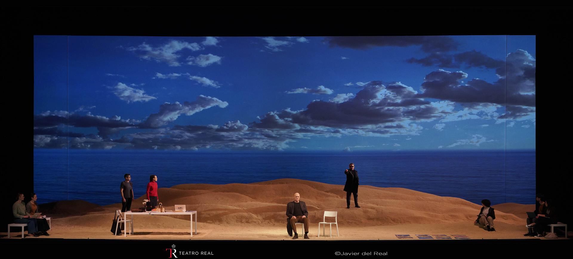 La verdad se impone en el Teatro Real: ‘Enemigo del pueblo’ vence a la manipulación y convence al público