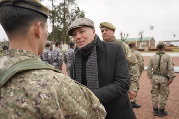 El ministro del Interior de Uruguay, Carlos Negro, junto a militares (Presidencia)
