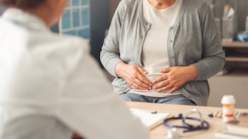 Una mujer acude al médico