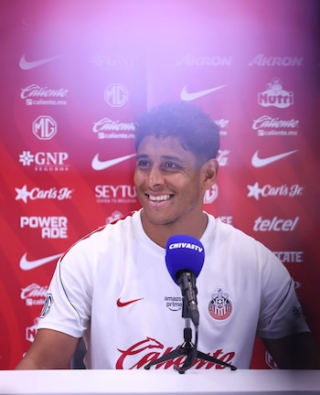 Romo salió a conferencia de prensa (@Chivas)