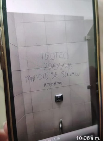 Este sería el mensjaes escrito en un baño del Colegio Cafam - crédito @EmelRojasC / X