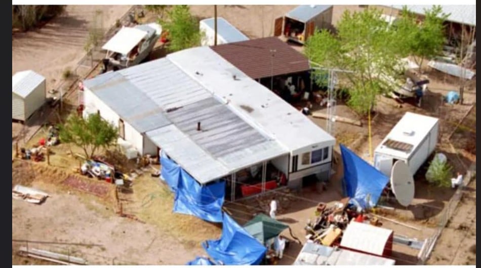 Vista aérea de la casa de David Parker Ray. Al lado el tráiler que era el lugar donde hacía padecer tormentos a sus víctimas