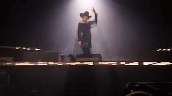 Yuridia revive a Juan Gabriel y a Selene Quintanilla con emotivo homenaje en su primer concierto en el Estadio GNP