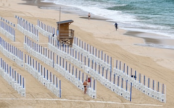 Bañistas en la playa de Ondarreta de San Sebastián, a 8 de junio de 2026. (EFE/Juan Herrero)