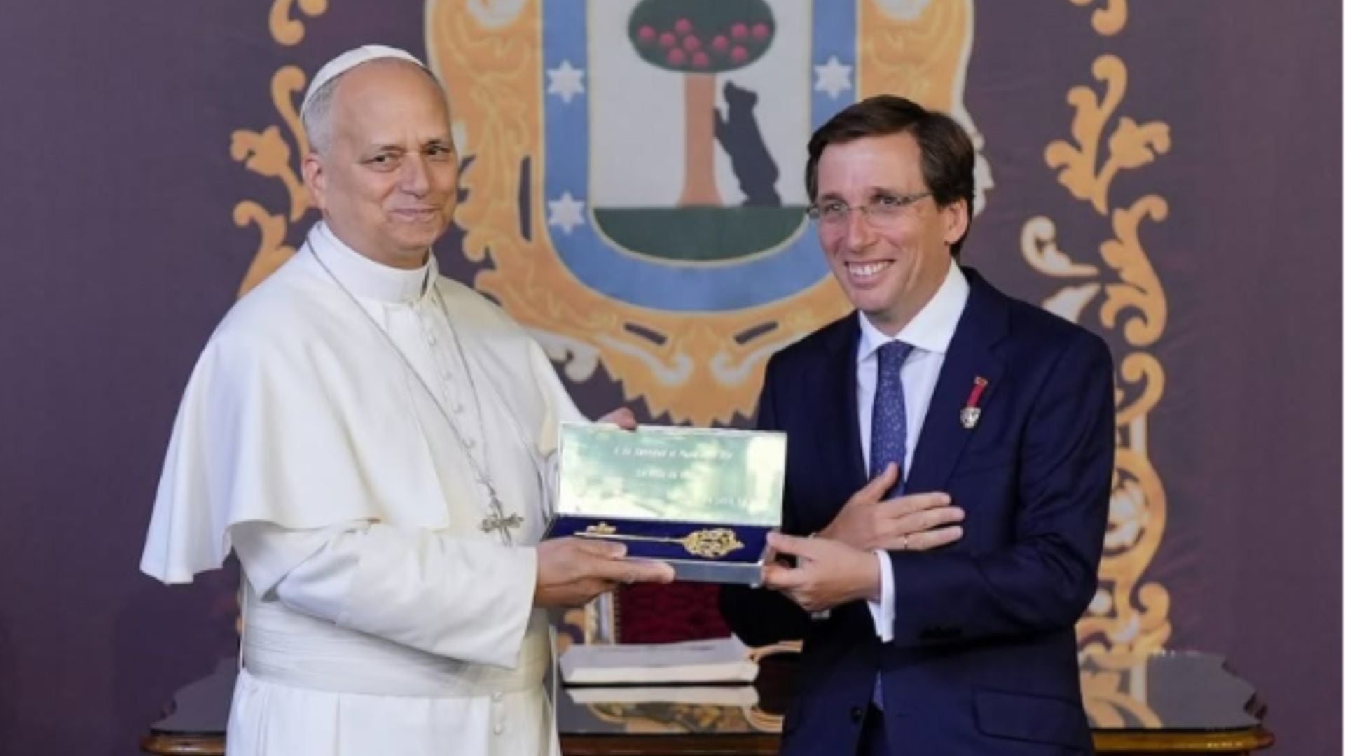 Almeida con el papa Leon XIV. (Instagram/Almedia)