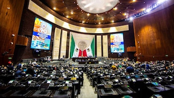 Cada diputado, electo por mayoría