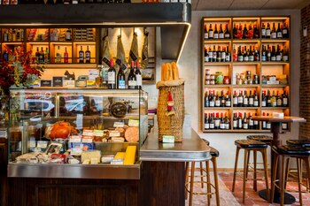 Interior, barra y expositor de