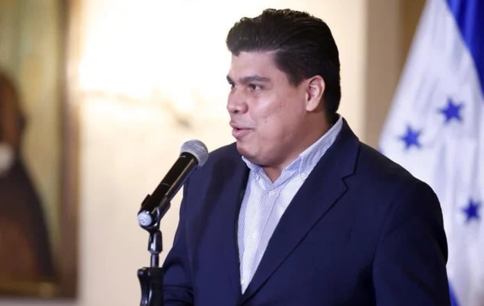 El presidente del Banco Central vincula la estrategia monetaria con las decisiones de la Reserva Federal.
