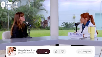 Magaly Medina y Sandra Plevisani sentadas con micrófonos en una mesa, frente a un jardín, con logo de podcast y elementos de interfaz de video
