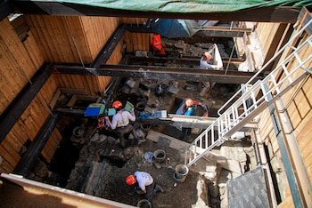 Trabajadores arqueológicos excavan a 4 metros de profundidad frente a la catedral de Notre Dame, en París, el 1 de junio de 2026. A esa profundidad, el equipo encuentra vestigios del París romano de los siglos IV y V. (AP Photo/Nicolas Garriga)