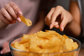 Los alimentos ricos en sal abundan en la dieta occidental (Magnific)